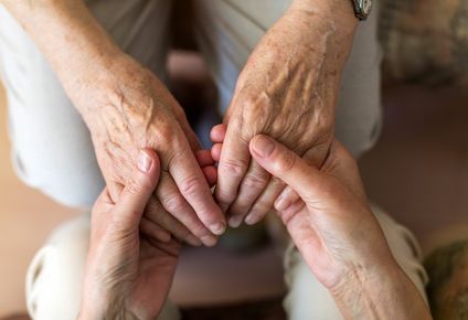 Cómo pedir la ayuda de hasta 2.550 euros si vivís con mayores de 65 años.