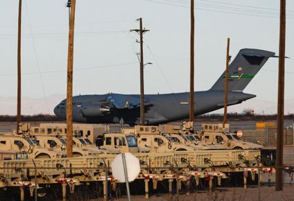 Un Boeing C-17 de la Fuerza Aérea de los Estados Unidos utilizado para vuelos de deportación en el aeródromo Biggs en Fort Bliss, El Paso, Texas.