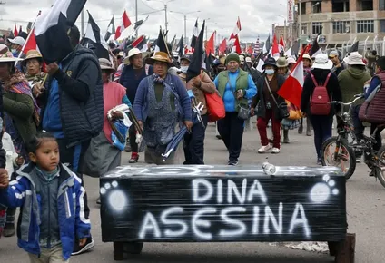 Dina Boluarte, ajena a los gritos de “asesina, asesina”, lanzaba caramelos a los congregados a modo de premio por la inauguración de una carretera.