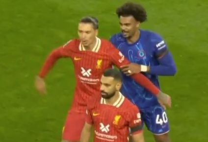 darwin nunez, el guardaespaldas de mohamed salah en liverpool: mira como el uruguayo defendio a su companero cuando era acosado por un rival