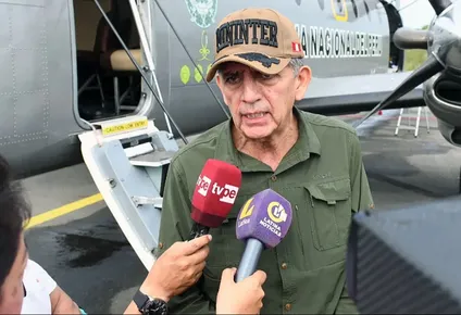 El ministro del Interior de Perú, Víctor torres Falcón, explica a la prensa los alcances del operativo.