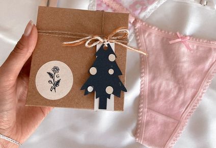 el origen de la tradicion de regalar bombachas rosas en navidad: que significado tiene