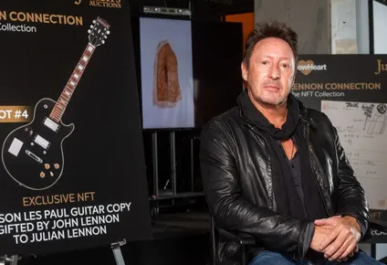 Julian Lennon junto a algunos de los objetos que se venderán como NFT