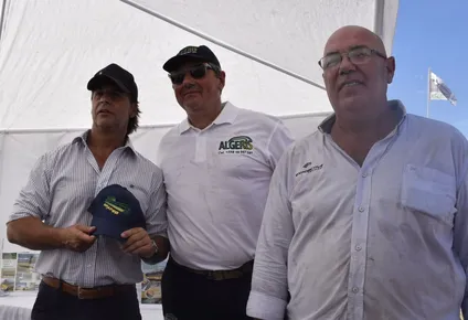 Luis Lacalle Pou, Richard Skorubski, y Jorge Andrés Rodríguez, presidente de la Asociación Rural de Soriano.