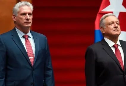 El presidente de México, Andrés Manuel López Obrador (derecha), junto a Miguel Díaz-Canel, su homólogo de Cuba (izquierda).