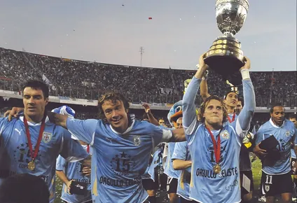 Diego Forlán con la Copa América de 2011