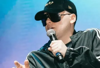Bizarrap lanza a la venta su particular gorra.