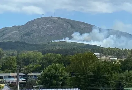 Incendio en una ladera del cerro Pan de Azúcar
