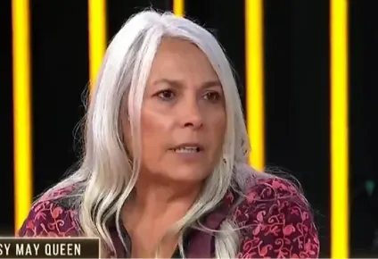 “Mis padres me compraron”, confesó la conductora radial Daisy May Queen desde la India