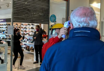 shoppings amplian horario al publico desde este jueves