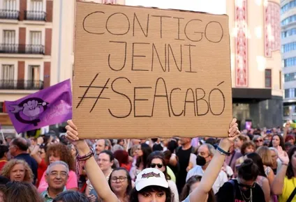 Cientos de mujeres se convocaron para marchar en apoyo a Jennifer Hermoso