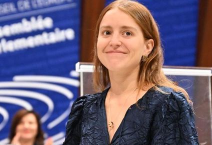 Sosa recogiendo un premio para su madre en el Parlamento Europeo en 2024.