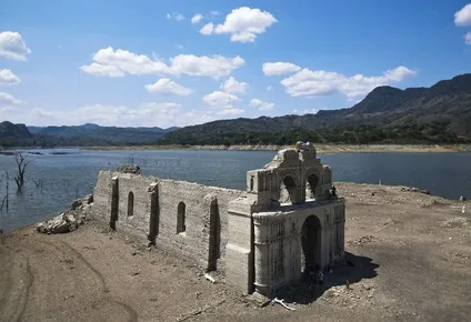 La iglesia que emergió es un templo dominico del siglo XVI ubicado en la localidad de Quechula, en el estado de Chiapas