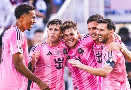 Lionel Messi festeja junto a sus compañeros el primer gol del Inter Miami en la final de la MLS