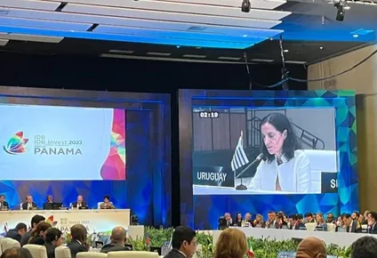 Azucena Arbeleche en reunión anual del BID