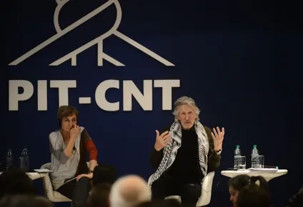 roger waters vino a montevideo y salto el muro de la politica