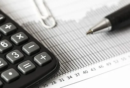 ¿ahorro en dolares o en ui? que fue mas efectivo para mantener el poder de compra en 2023