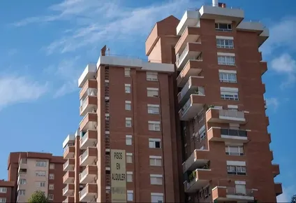 Cartel de alquiler de viviendas en la fachada de un edificio de Barcelona