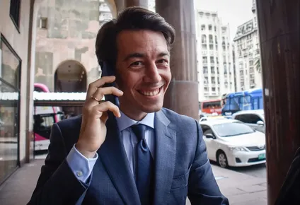 La jueza besó a Sartori y luego se puso una careta con su rostro