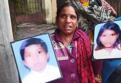 Neetu Kumari con las fotos de sus hijos perdidos