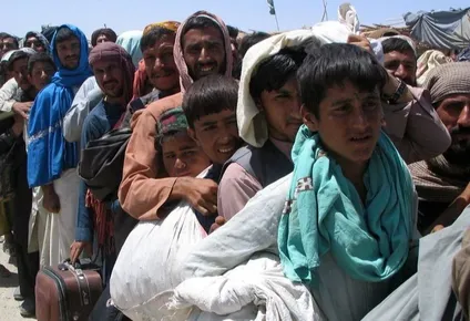 Civiles afganos han estado tratando de huir de su país tras la precipitada toma de control del Talibán