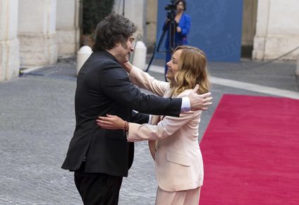Giorgia Meloni recibe al presidente argentino Javier Milei en el Palacio Chigi. EFE