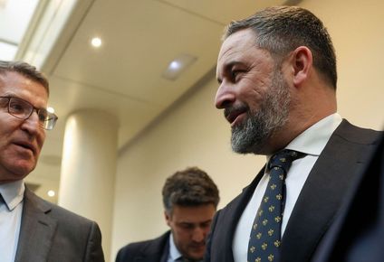 El líder del Partido Popular, Alberto Núñez Feijóo, y el de Vox, Santiagon Abascal.