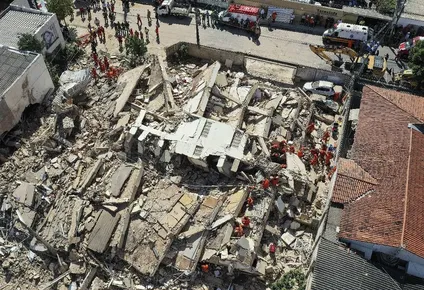 un muerto y 10 desaparecidos por derrumbe de edificio en fortaleza