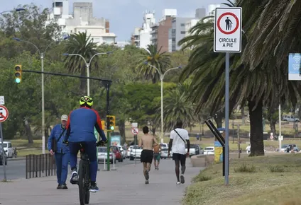 Personas pasan en bicicleta por la Rambla
