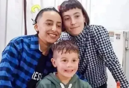 Lucio junto a su madre y su pareja