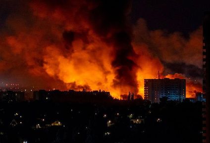 Los ataques con drones desencadenan incendios en zonas residenciales.