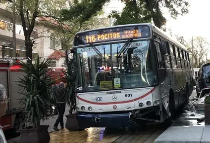 un 116 de cutcsa choco en 21 de setiembre y termino arriba de la vereda