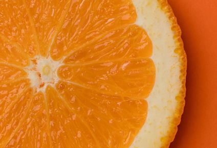 La naranja, por razones históricas, es quizás la fruta que suele venir a la mente al pensar en la vitamina C, una de las más vitales para la salud.
