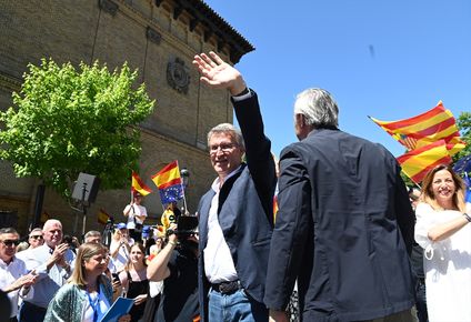 Alberto Núñez Feijóo y el presidente del PP de Aragón y presidente de Aragón, Jorge Azcón, en un acto de campaña