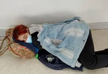Lara Arreguiz esperó acostada en el piso su atención médica