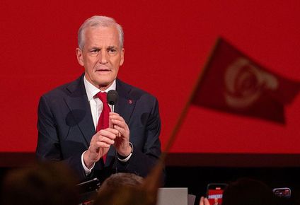 El líder laborista de Noruega, Jonas Gahr Støre, celebra su victoria electoral.
