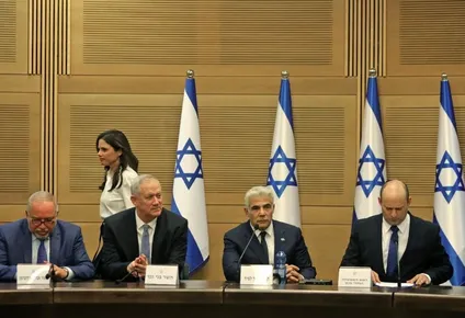 De izquierda a derecha: Avigdor Lieberman (ministro de Finanzas), Benny Gantz (ministro de Defensa), Yair Lapid (ministro de Asuntos Exteriores) y Naftali Bennet (primer ministro)