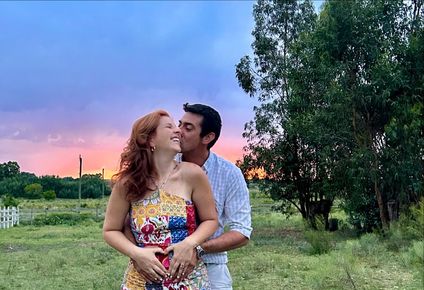 Natalia Gemelli, periodista de Canal 4 y su esposo al anunciar el embarazo en enero