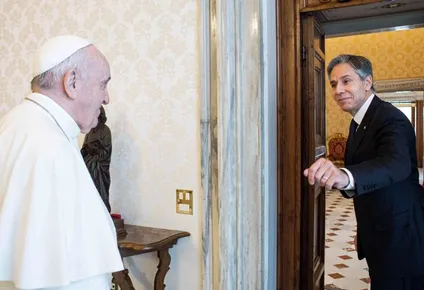A la izquierda el Papa Francisco, a la derecha el secretario de Estado estadounidense, Antony Blinken