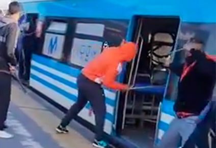 Una batalla campal a bordo del tren Sarmiento termina con 11 detenidos en Merlo