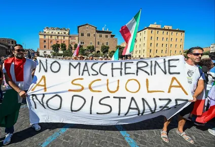 en roma protestan contra el tapabocas, las vacunas y el papa