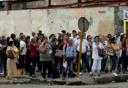 Cola frente a la embajada de España en La Habana luego de que Madrid sancionara la “ley de nietos” para obtener la ciudadanía.