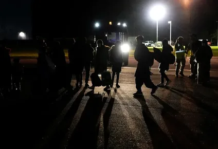 Pasajeros repatriados desde Afganistán desembarcan de un avión en RAF Brize Norton, en el sur de Inglaterra, el 17 de agosto de 2021