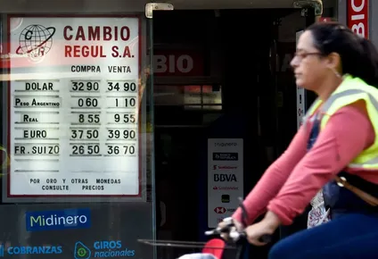 el dolar quiebra la racha bajista y sube en el arranque de la operativa