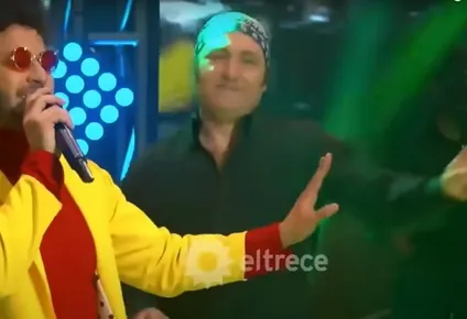 Agustín Britos imitando a Fito Páez en La tribuna de Guido (2018)