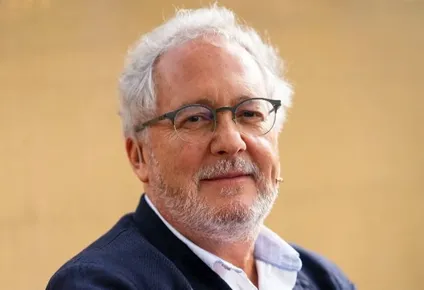 Héctor Abad ha escrito dos decenas de libros que incluyen no ficción, diarios, novela y poesía.