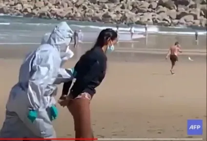 surfeaba a pesar de estar contagiada de coronavirus y se resistio al arresto