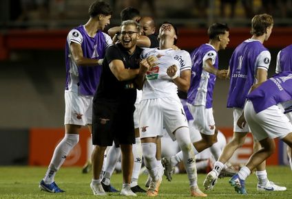 Jugadores de Boston River celebran al final de un partido de la segunda ronda de la Copa Libertadores ante Ñublense