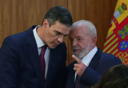 El presidente del Gobierno español, Pedro Sánchez junto al presidente de Brasil, Luiz Inácio Lula da Silva
