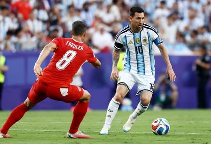 Lionel Messi de Argentina ante Freuler de Suiza por el Mundial 2026